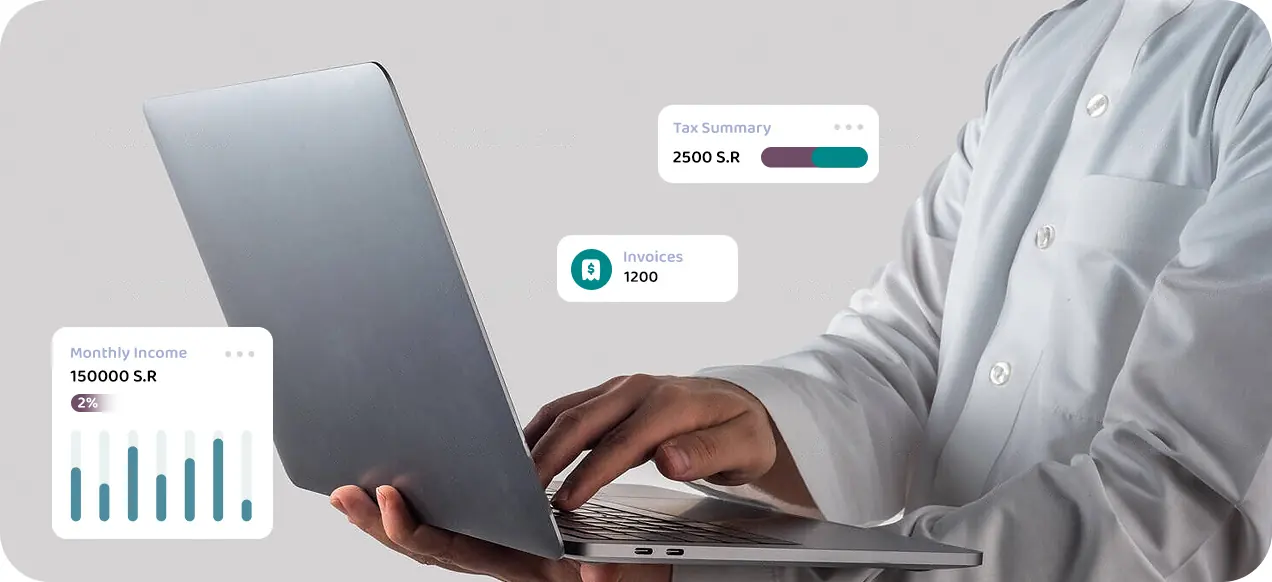 رجل يستخدم حاسوبًا محمولًا مع لوحات ERP
